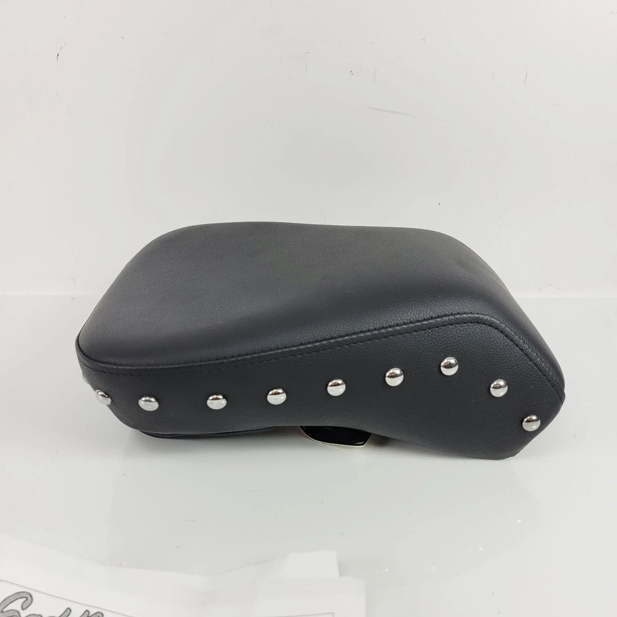 SADDLEMEN Heels Down Passenger Pillion Pad for Harley Softail Deluxe (2006–2017)