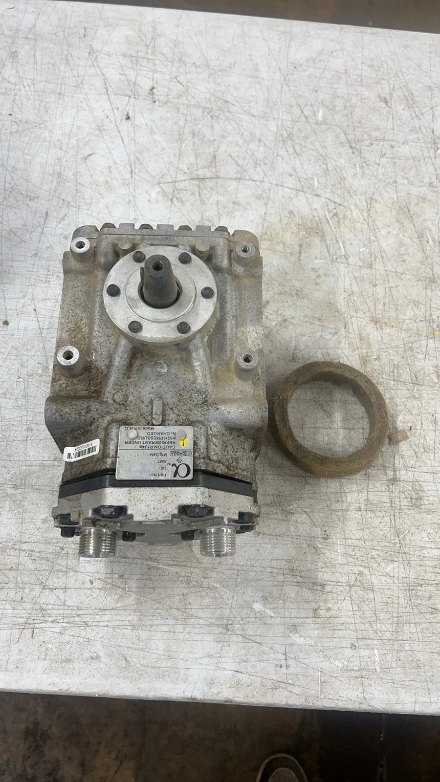 A/C Compressor for Freightliner Peterbilt Kenworth (Without Clutch)